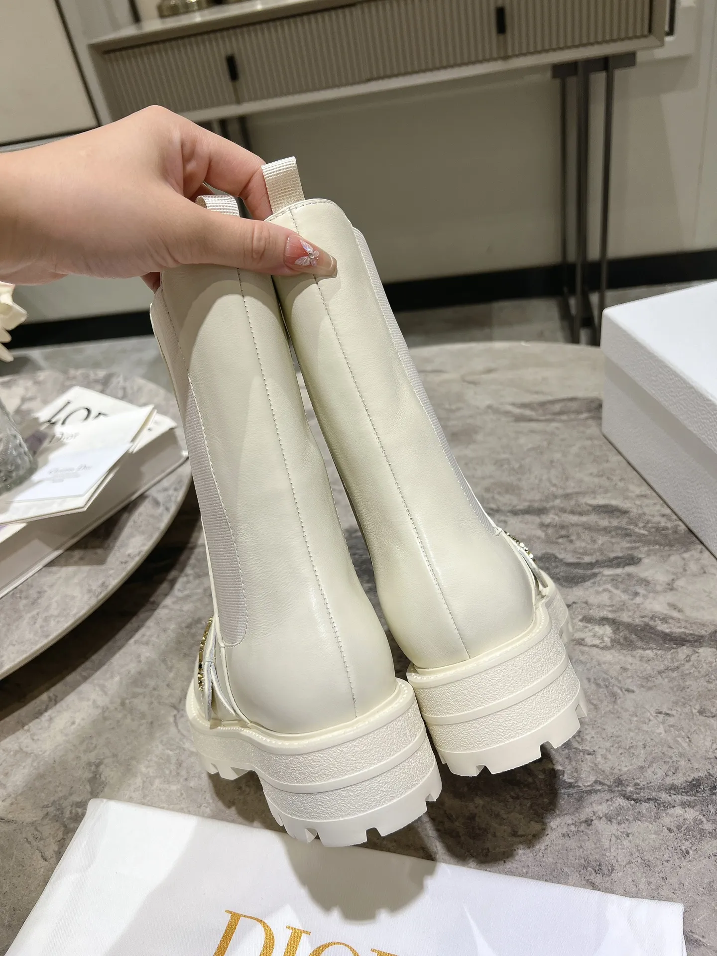 💰820 Dior Dior's new autumn and winter D-Town series punk style thick heel women's boots. The same style as the star's CD letter logo hardware buckle motorcycle knee-high boots. High-heeled square toe one-step knight high boots. Material: upper imported full-grain calfskin/open-edge beaded cowhide + water-dyed cowhide lining for feet + up foam outsole + original molded hardware buckle. Size: 35-39 Standard code (40.41 customized, non-refundable)